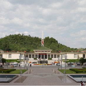 在坚定历史自信中弘扬伟大的历史主动精神